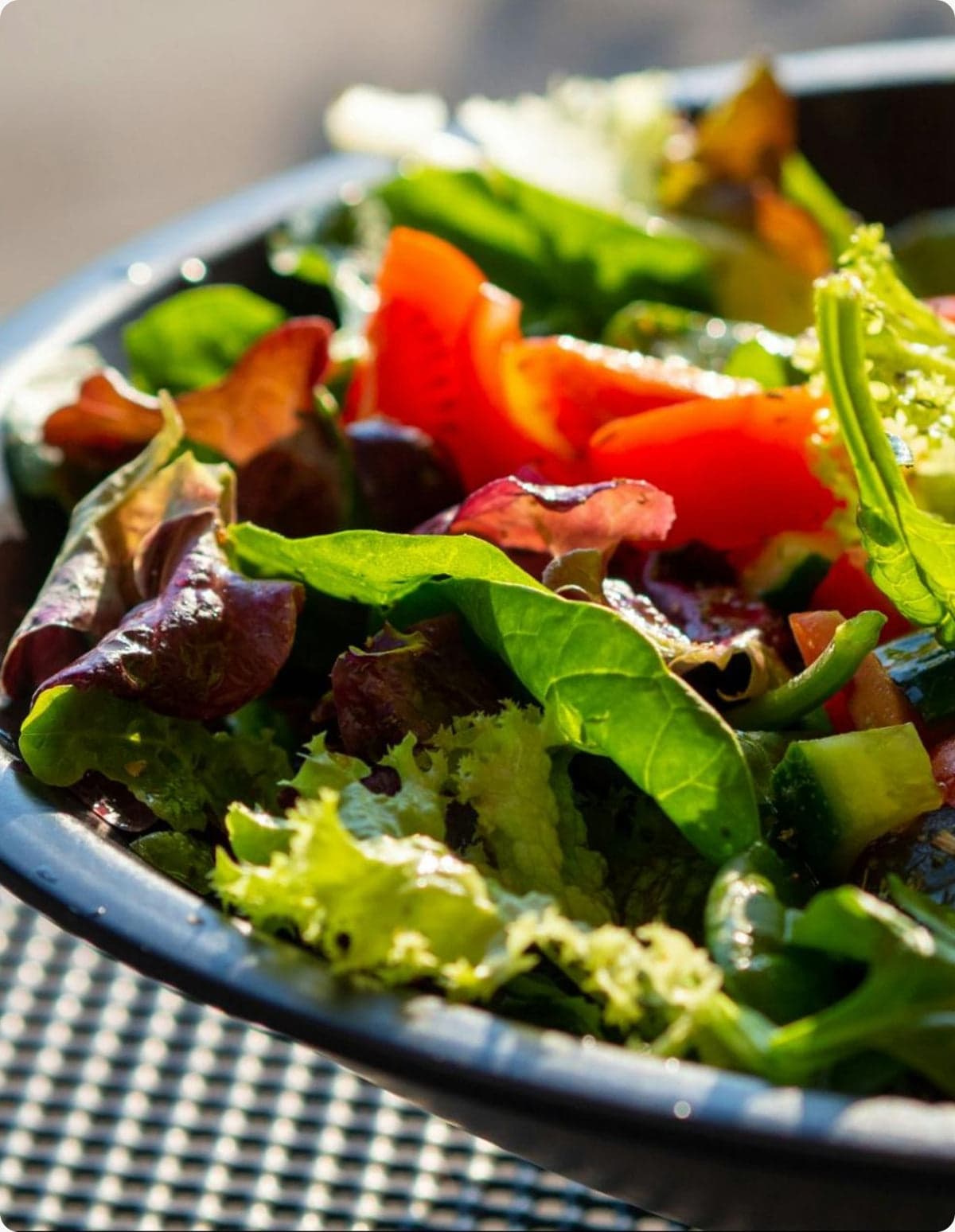 A fresh mixed green salad with tomatoes